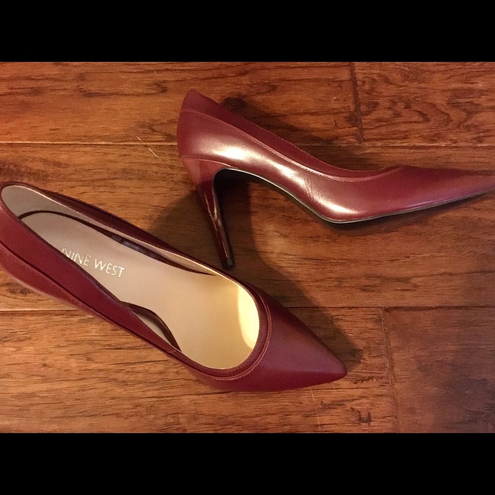 NWOT Nine West burgundy 4” heel.